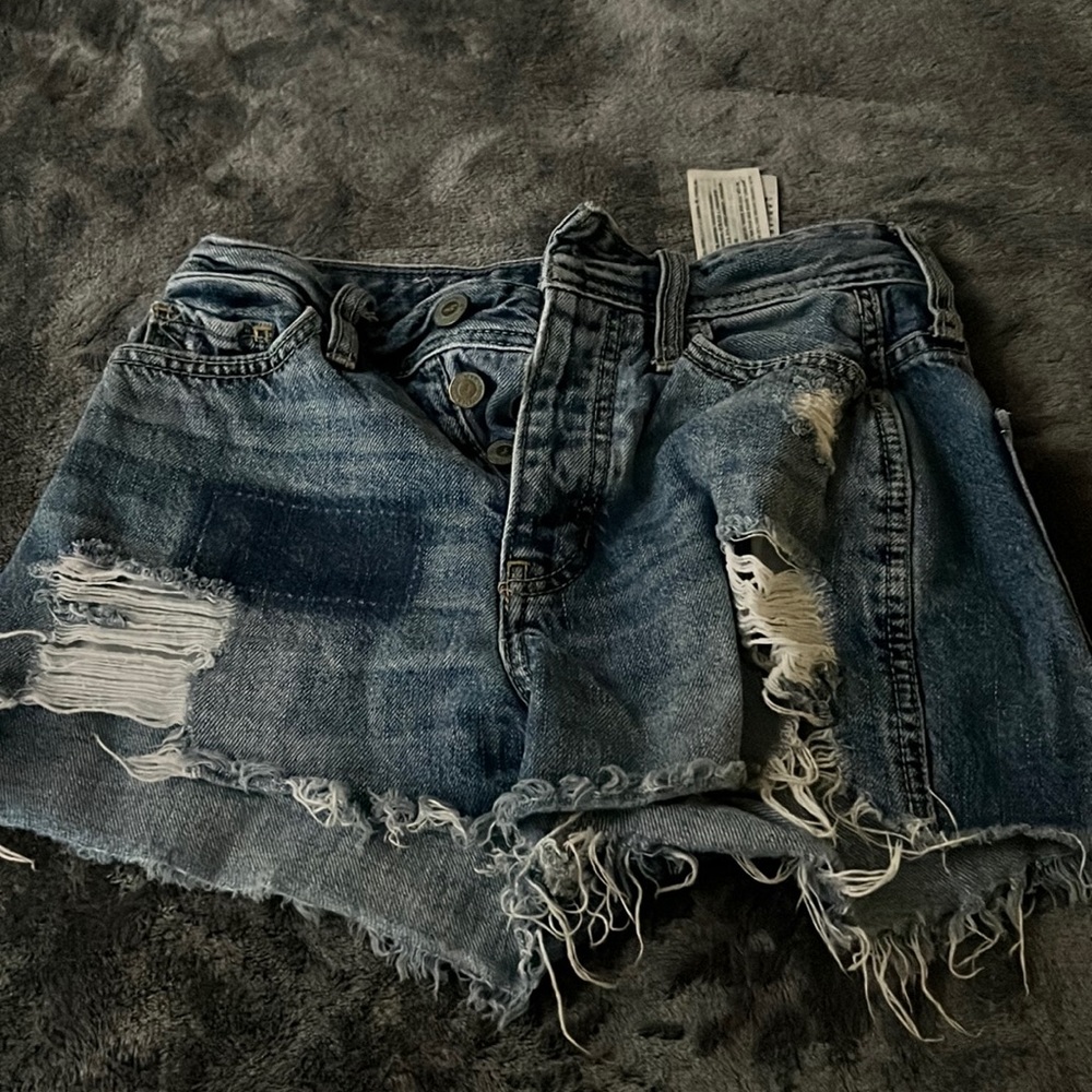 hollister jean shorts w rips